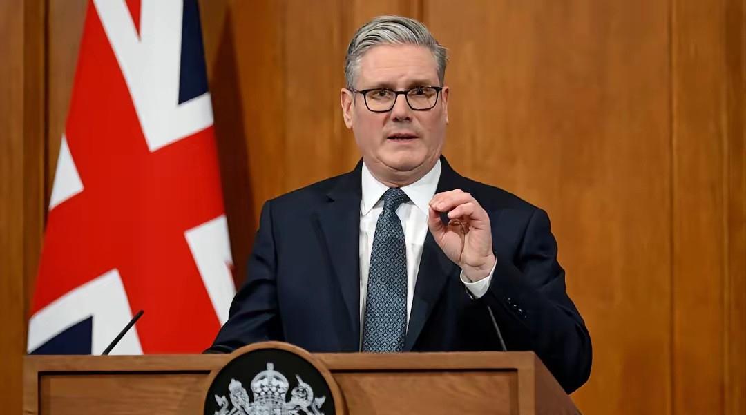 英国终于有脊梁了！
 
当地时间4月2日，一场万众瞩目的追问在英国首相府外上演，