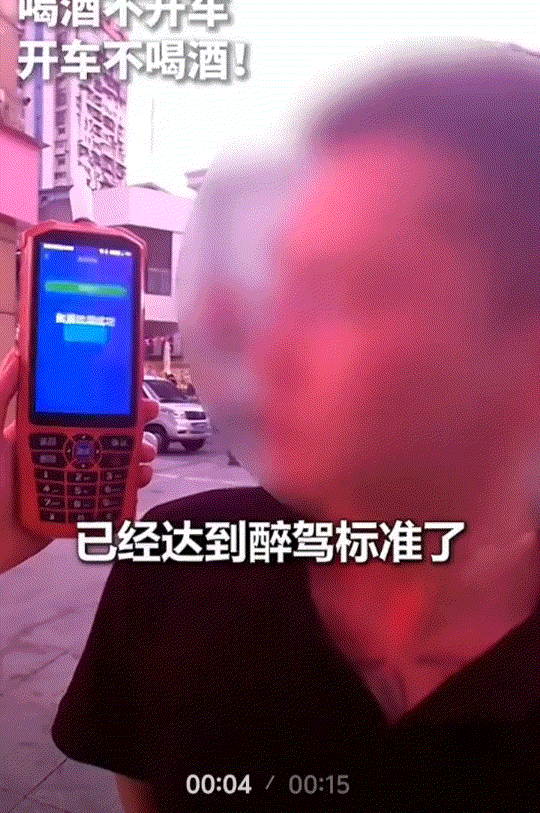 湖北宜昌，一男子酒后侥幸驾车，结果驾车途中撞坏了道路路栏，庆幸没有伤到路人，事后