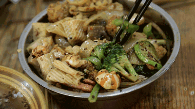 二月二龙抬头有啥习俗    吃饺子呀，反正冰箱里时常冻有饺子早上日常摊煎饼面粉和