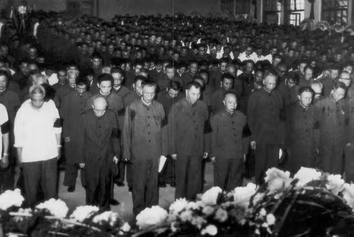 摄影人  窗外的景色。（图片来自网络分享）人生是一段来了又走的旅程，有喜有悲才是
