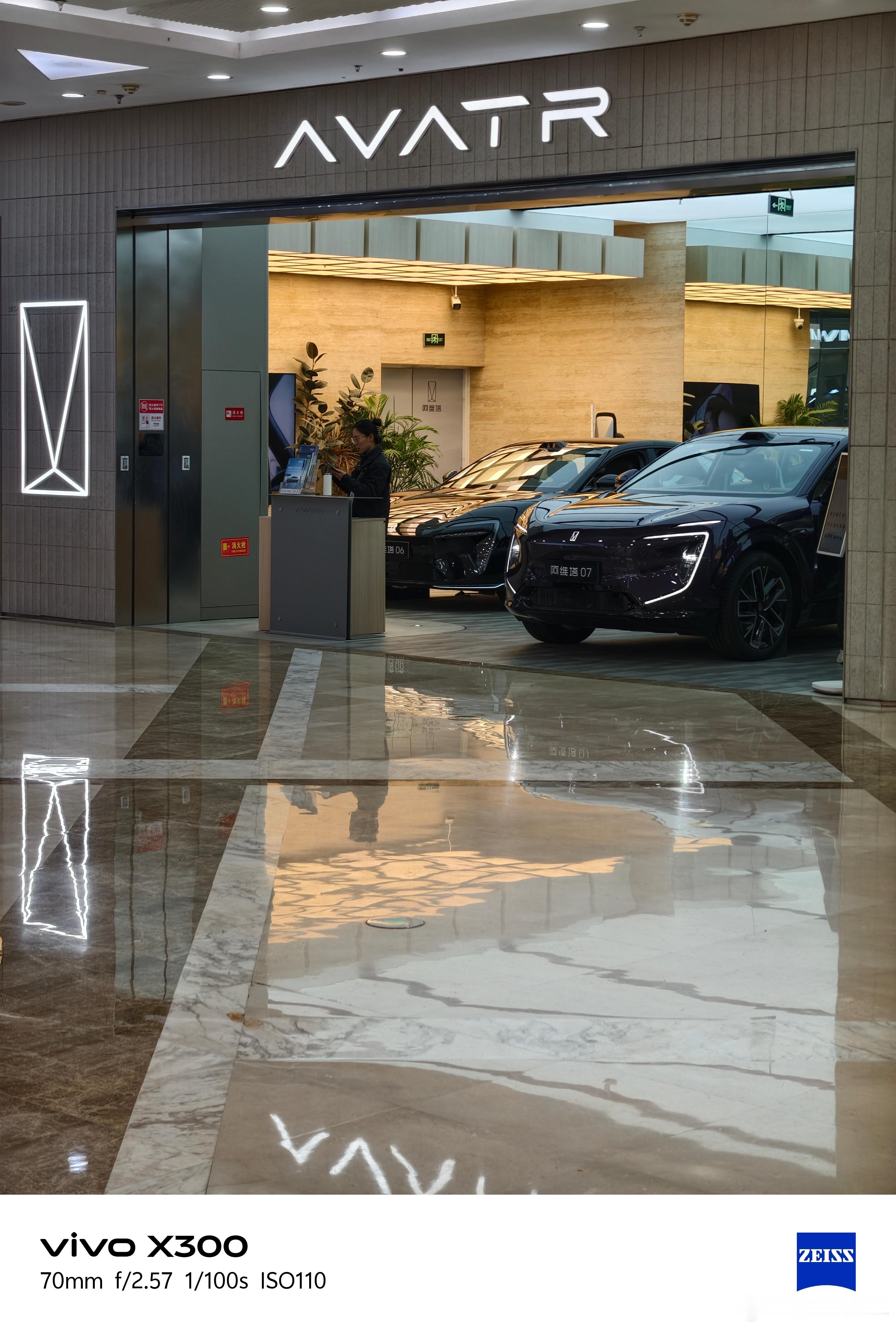 感觉这个商场要变成各大汽车4S店了 潍坊