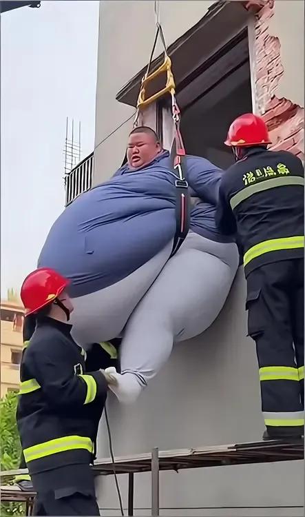 唉，又变胖了，门都出不去了！