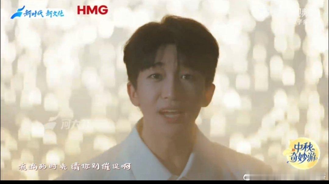 黄子弘凡在有月亮的地方等你生活奔忙，但别忘了抬头看看月亮。黄子弘凡的《有月亮的地