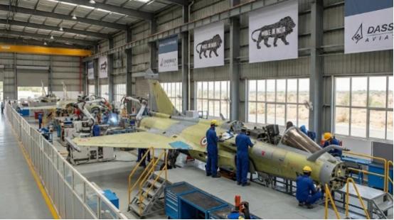 印度不信邪，再买114架阵风战机，却猛然发现：中国将有1000架歼-20。据法国