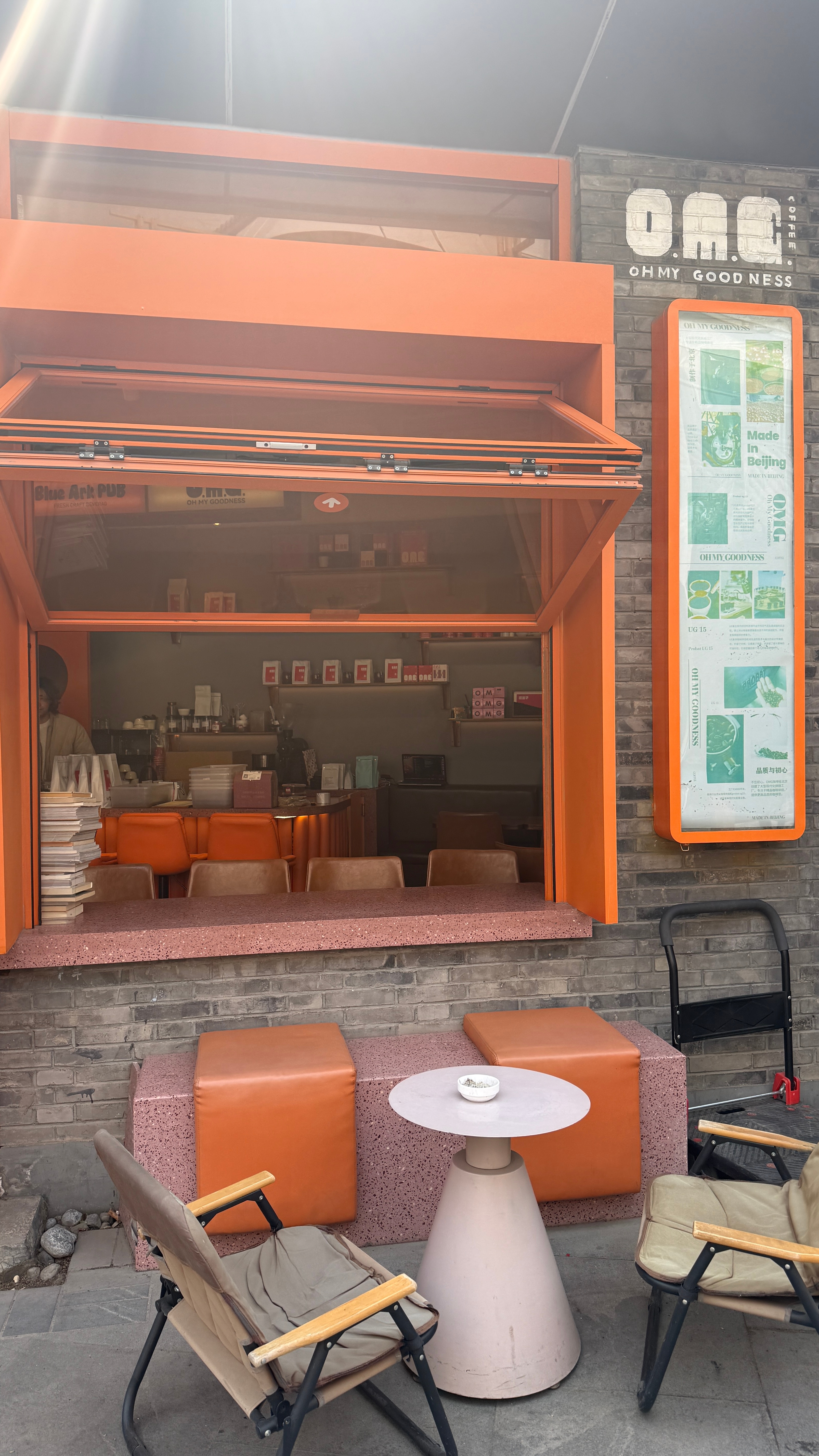 上午天坛下午戒台寺这会还要等着开会我又跟老公叫苦连天了只要工作就苦B，同事还跟我