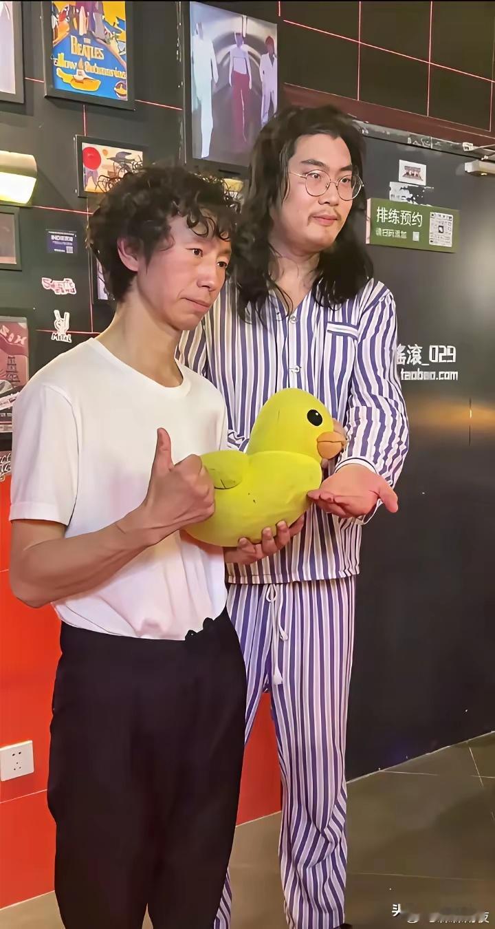 庞麦郎西安巡演，演出结束后粉丝送上小鸭子表示祝福并合影留念。庞麦郎是陕西汉中人，