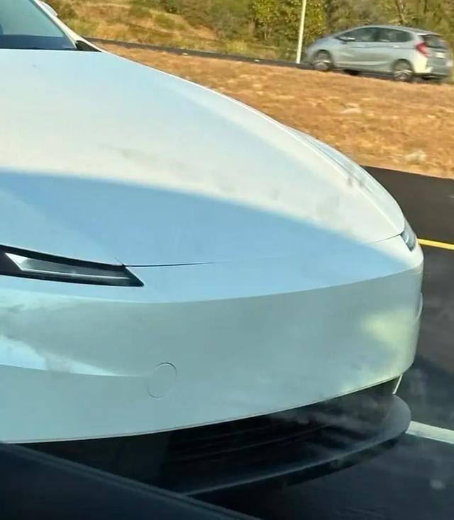 丐版的特斯拉modely ，映入眼帘的肯定是车身尺寸这个没得说，小了给人的感觉像