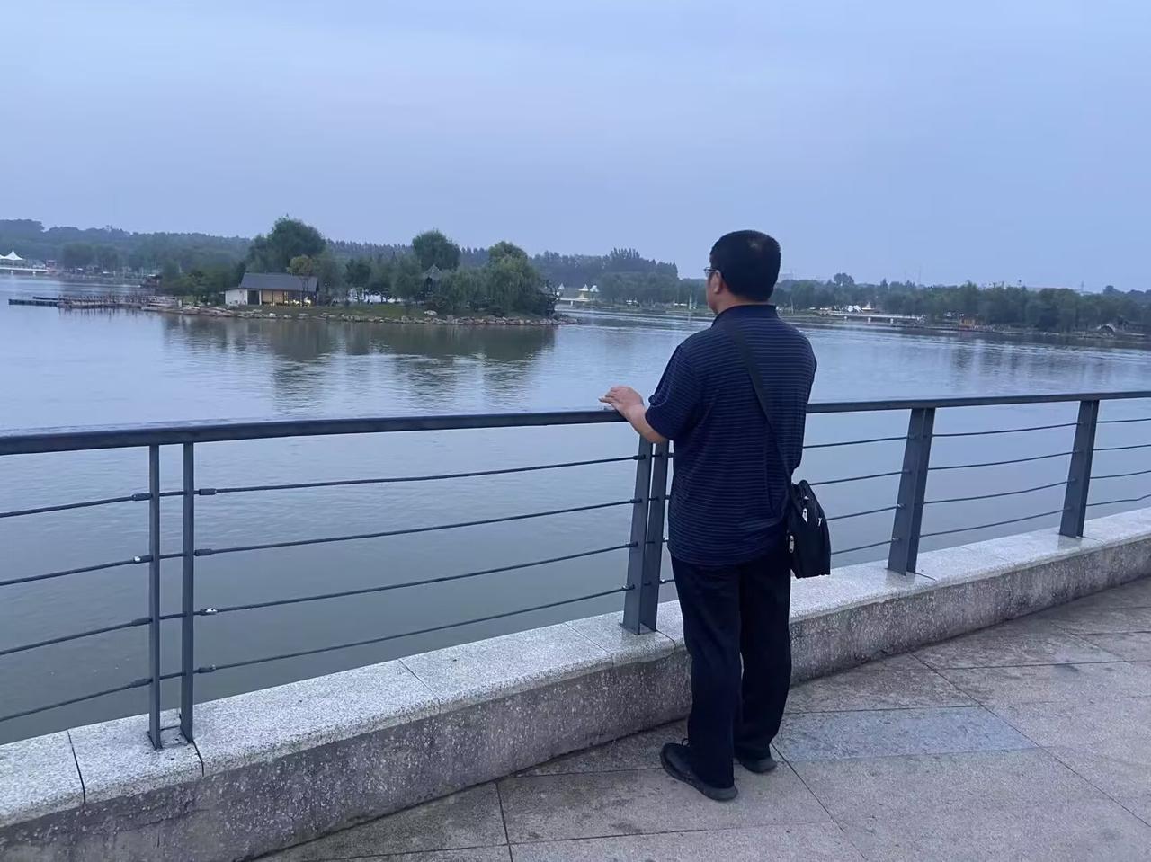 今天有一件事我很震惊，我的同事，也是我的好朋友离婚了。原因很出乎意料。昨天妻子回