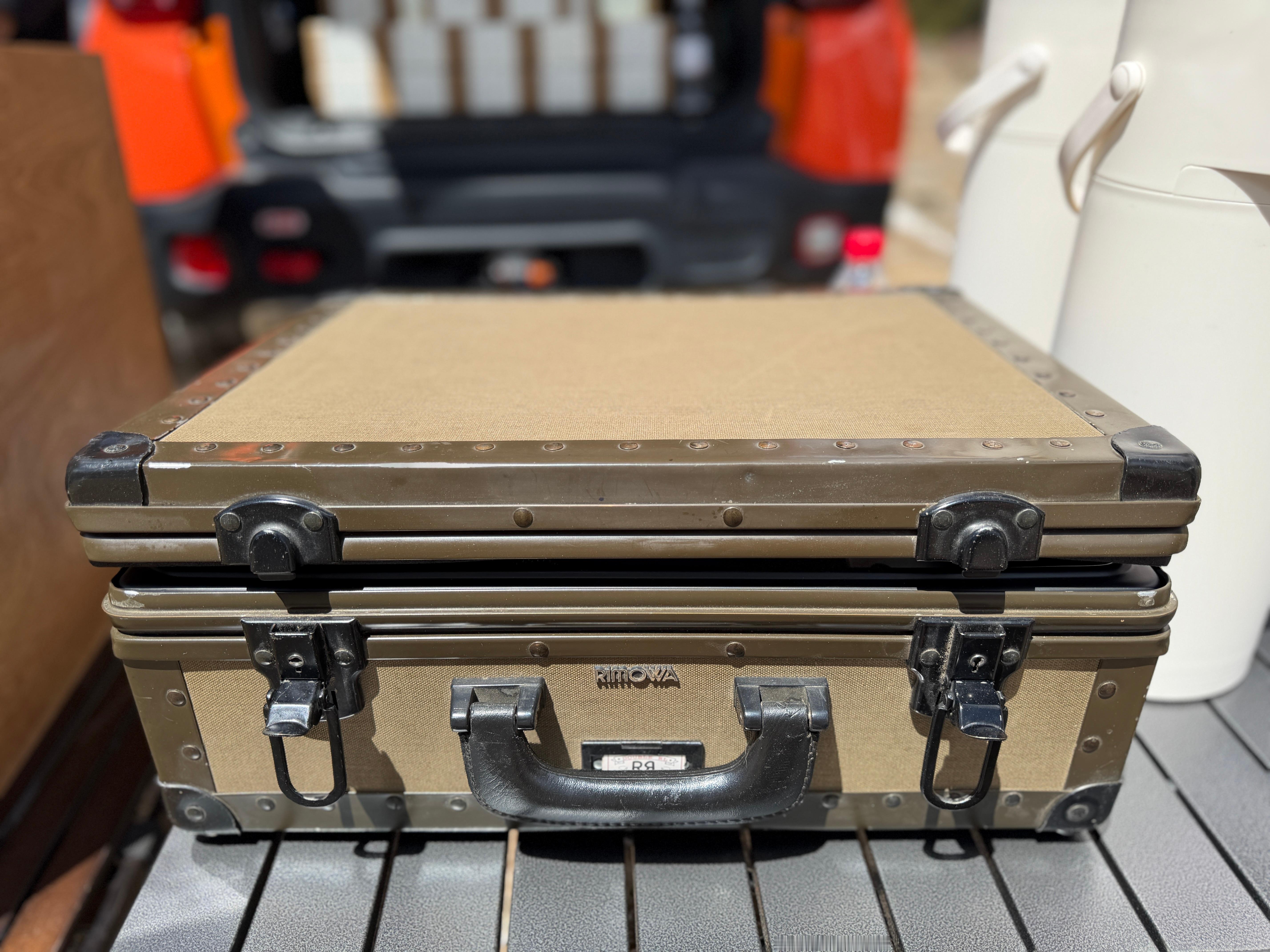 RIMOWA还和 JEEP 出过联名款箱子，图一这绿色箱子还真有质感，作为车主来