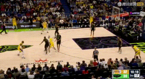 经典——解说：詹姆斯不回防正好！
看，这2分暴扣多轻松。弹幕全是正好，笑死了哈哈