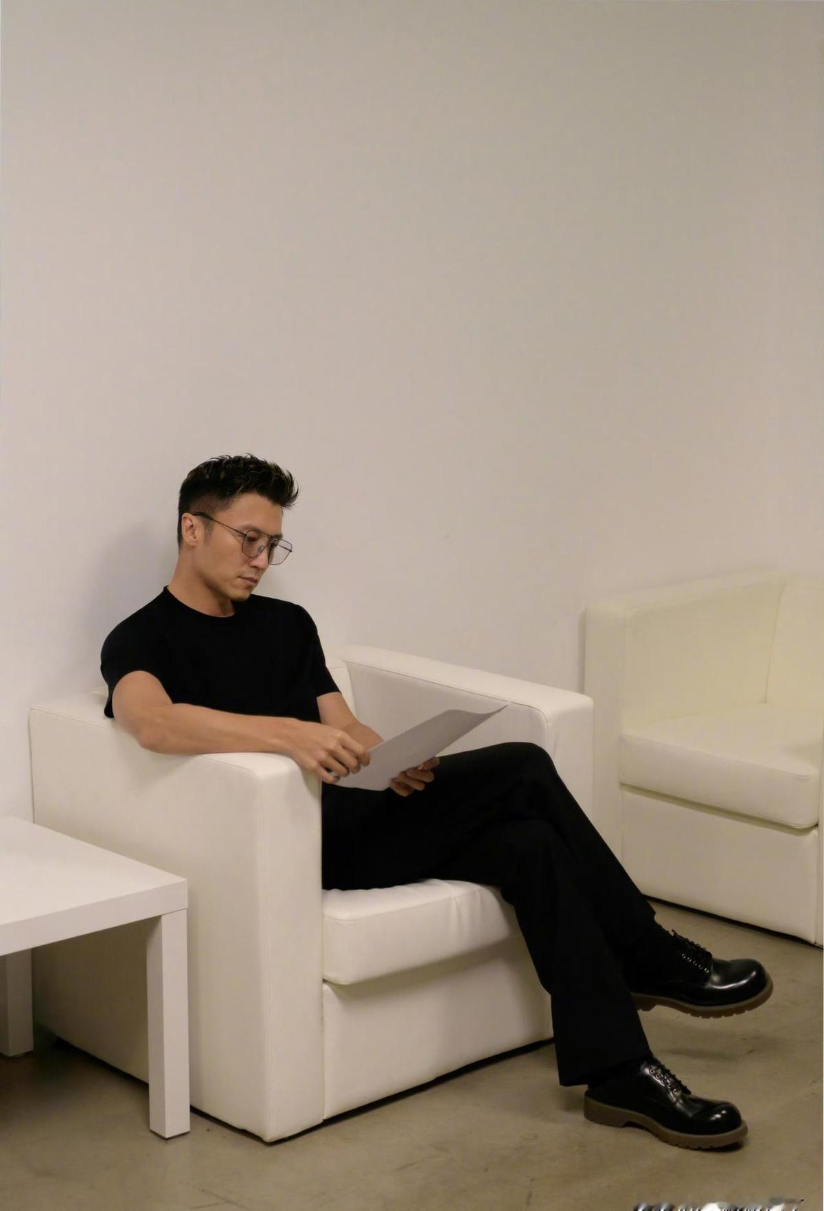 45岁谢霆锋，凌晨四点起床练HIIT，体脂压到8%，铜锣湾夜戏穿皮衣飙车，生图一