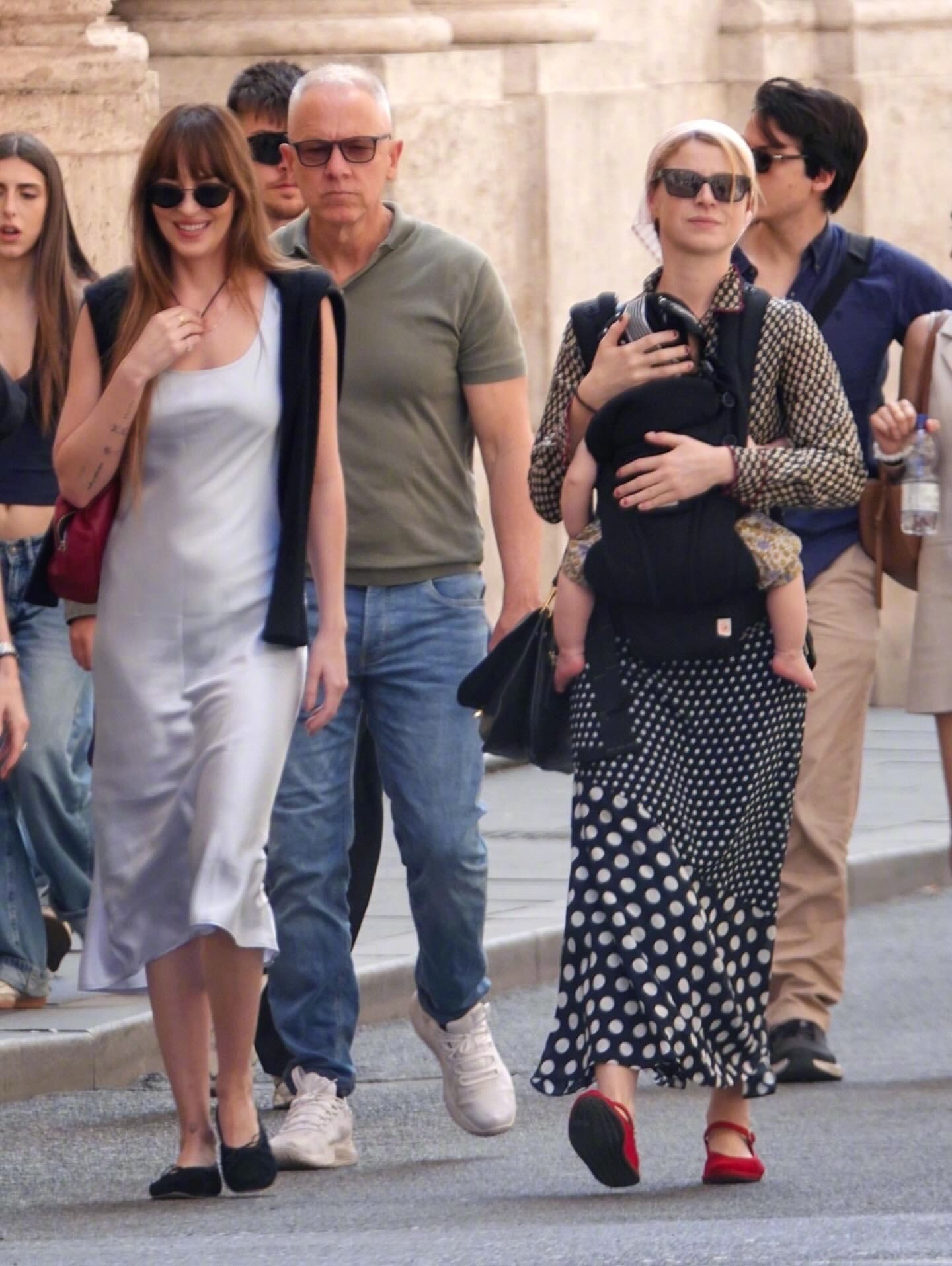 达妹DakotaJohnson 和 Jessie Buckley 现身罗马街头。