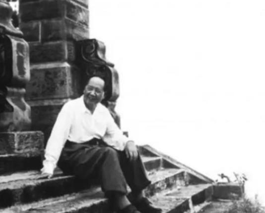 1976年，毛主席去世，当华国锋赶到中南海时，毛主席已无呼吸，情急之下，华国锋迅
