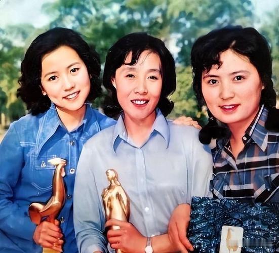 🎬 这张老照片，是1982年金鸡百花奖颁奖会上，《喜盈门》三位女演员的合影。大