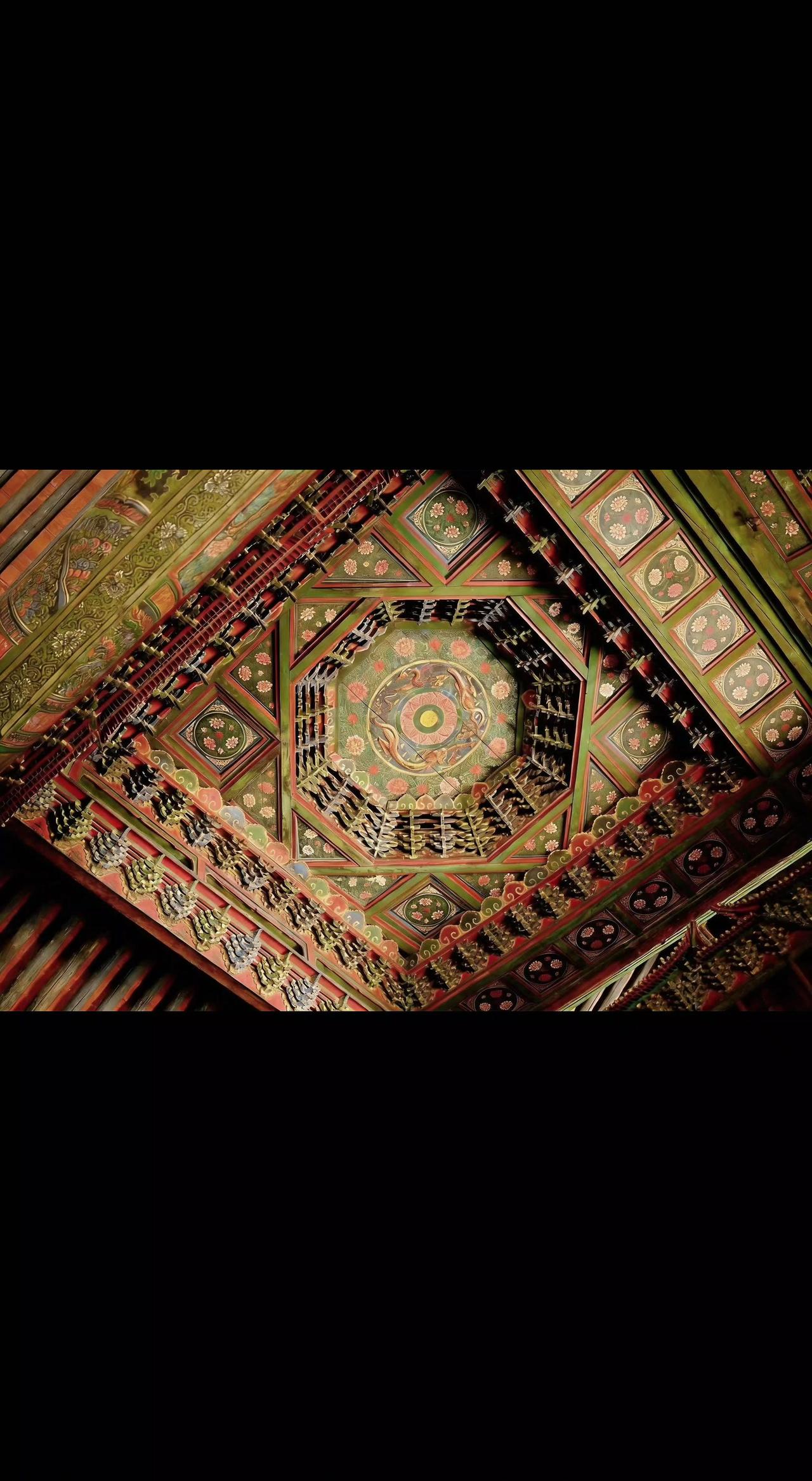 ✨仰头撞见千年星河🌌！藻井如罗盘，彩绘似星轨，木构里藏着古人的宇宙观🔭