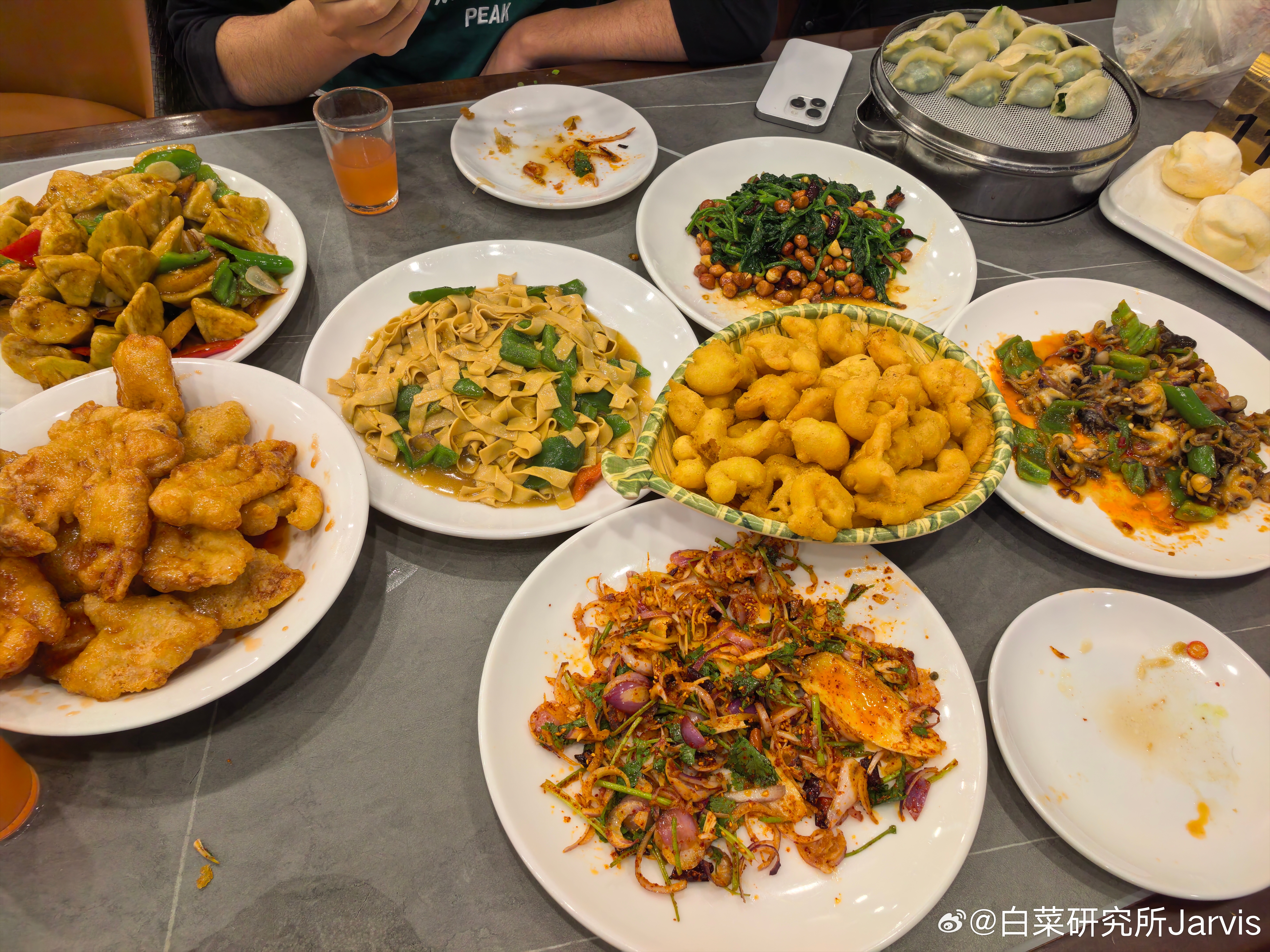 上海待久了，忘了东北菜量这么大了，三个人点了这么多当然，都很好吃 沈阳·渔家乐小