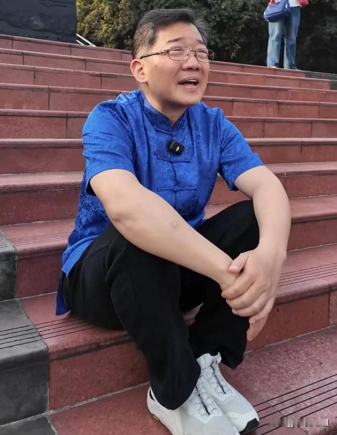 大兵啊大兵  
你这日子过得可真叫一个“稳”啊！

57岁谢顶回长沙，不当全国顶