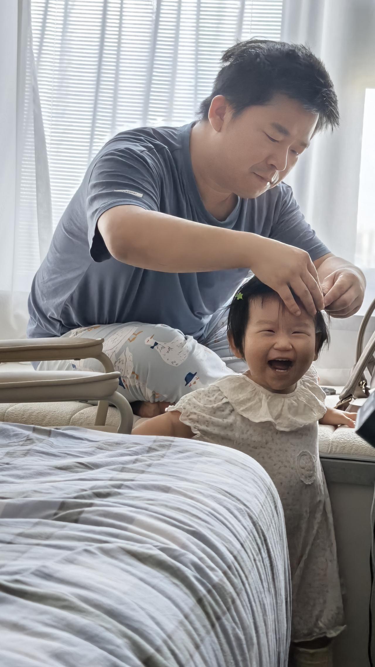 有闺女之后，便有了早起的习惯，被迫早起。哪怕是周末。
研研每次都要让我给扎辫子，