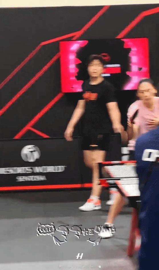 “不是，这台子都是抢的吗？” 国乒男单头号种子王楚钦，一脸无奈地冲着教练马琳抱怨