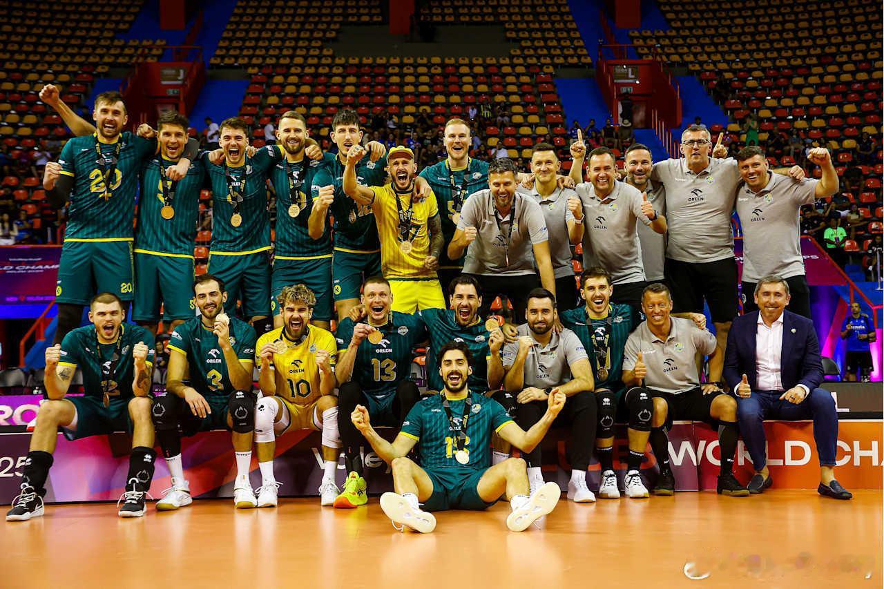 【男排世俱杯】铜牌战，波兰扎维尔切3-0零封东道主巴西雷纳塔摘铜（27-25 2