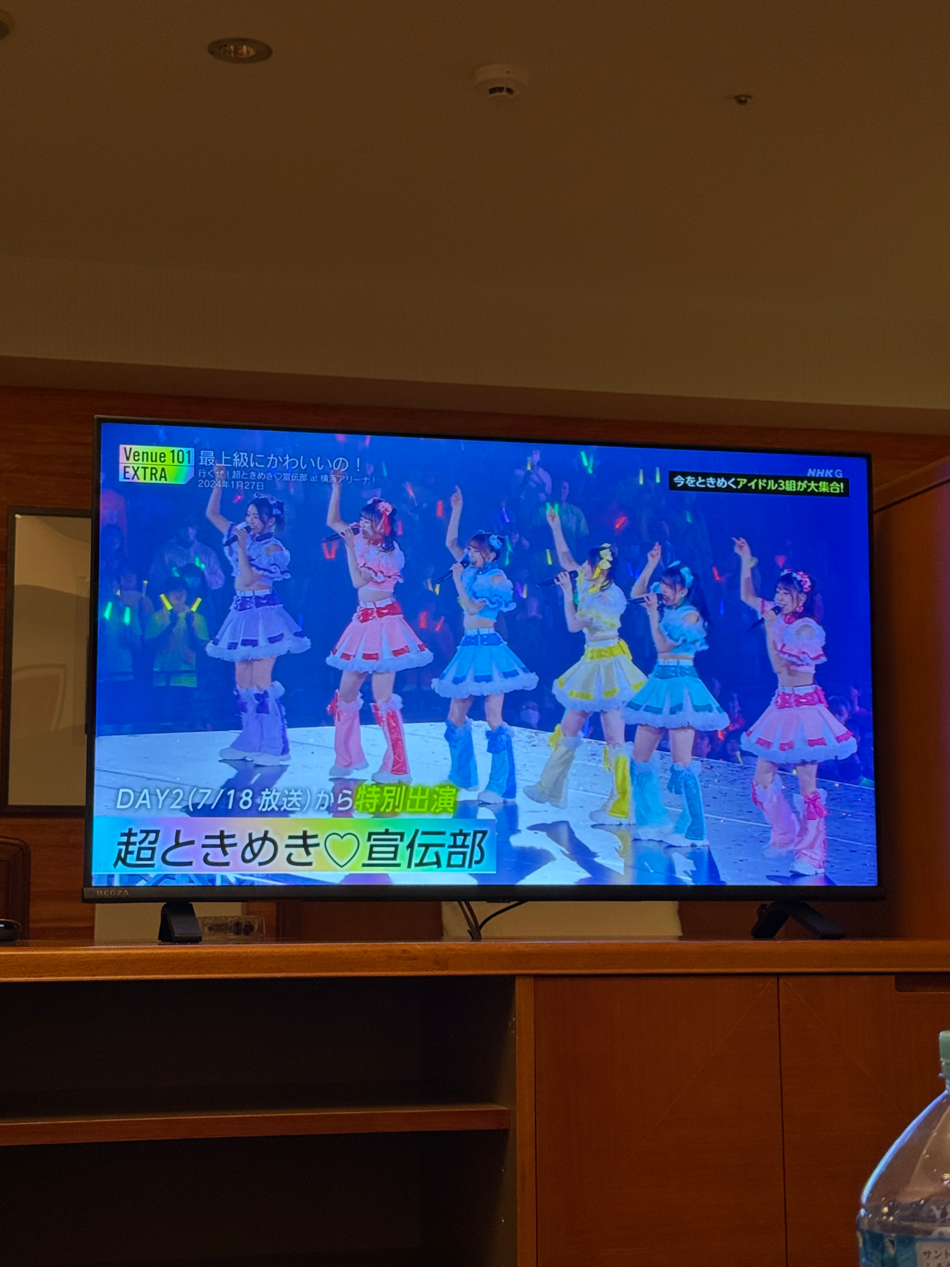 在看日本女团，日本女性真的好喜欢卡哇伊的打扮，今天看到一个六七十岁的银发老太太，