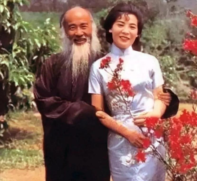 1943年，44岁张大千，看上女儿14岁的闺蜜徐雯波。

44岁的张大千，竟然对