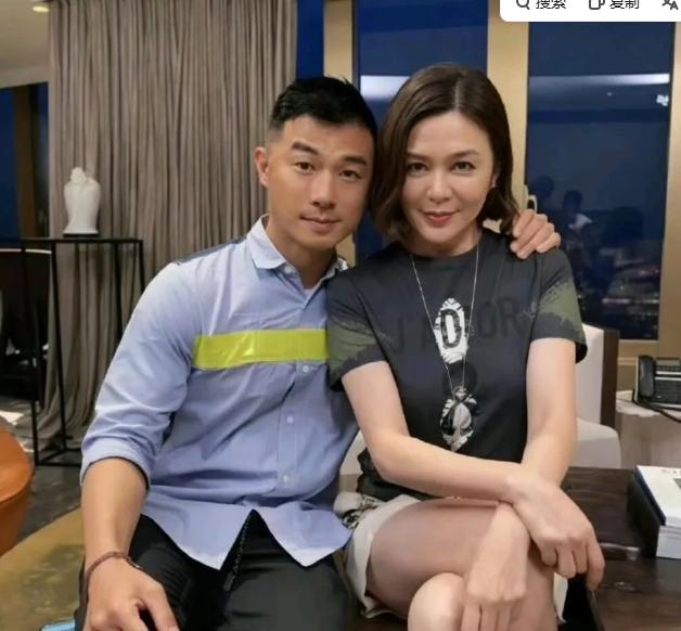 炸了！63岁关之琳恋上27岁男模！男方急着认爱，她却沉默不语
 
如今63岁的关