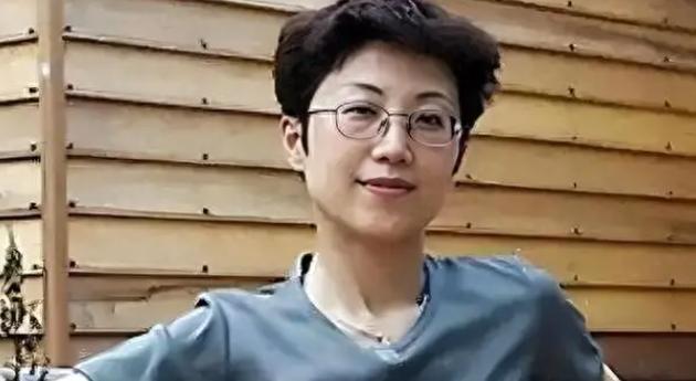 她持美国绿卡带着丈夫和 5 岁儿子回国探亲，返程在北京首都机场准备离境时，被国家