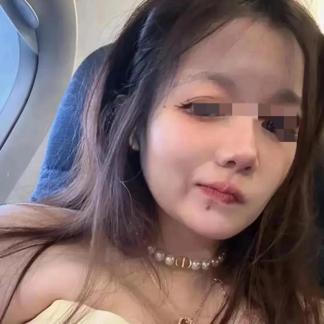 很多人都有一个疑问，董小姐的家族背景那么强大，为何她还要上班？在家里坐享其成不就