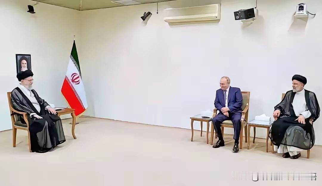 哈梅内伊这是疯了吗？敢给普京坐“冷板凳”？很多人以为这是伊朗不懂外交礼数，太狂妄