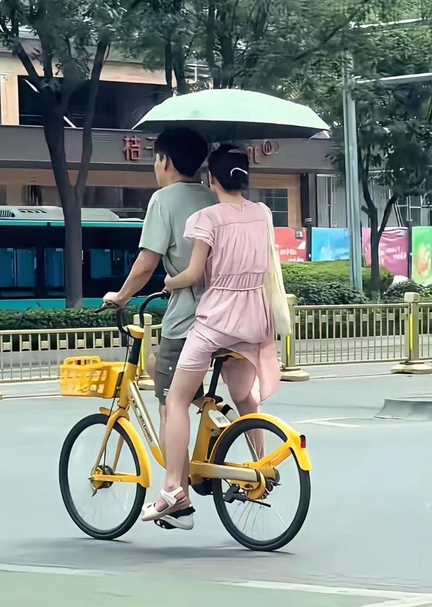 在马路上，居然看到两个情侣共骑一辆共享单车！我也是醉了，这是大白天啊，他们这样不
