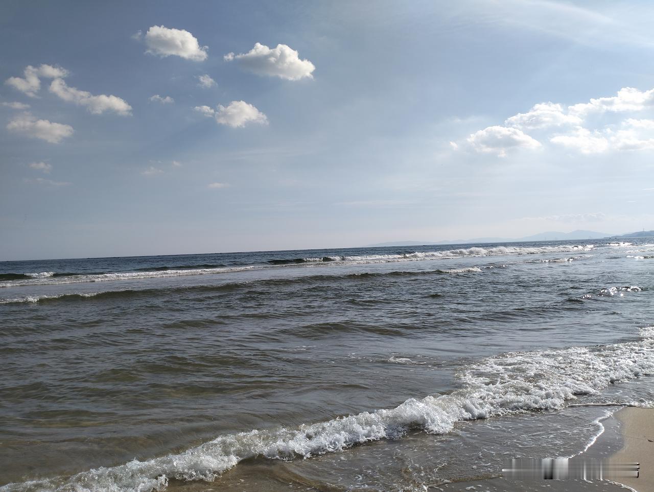 听潮观云，得失随缘，心自安然
 
海浪一波接着一波，来也从容，去也淡然。
潮起潮