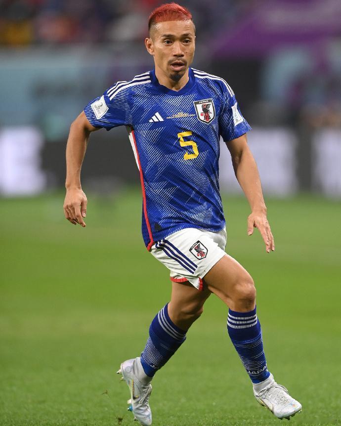 今天早晨七点，日本在世界杯对阵瑞典。39岁长友佑都等了好久，他在等待主教练给他出