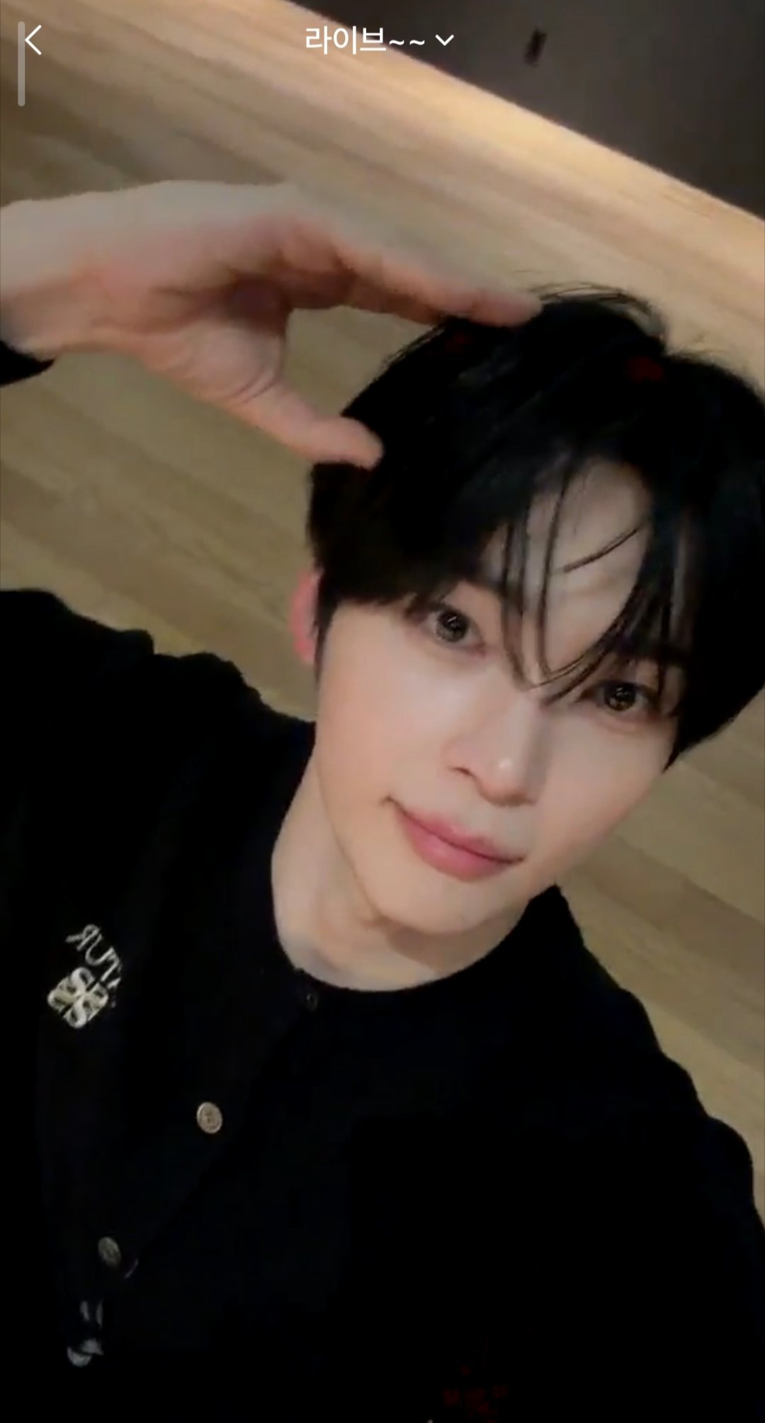 这场直播看得我太开心了，黑发又纯又欲的，还一直动来动去可爱死了，时不时说两句中文