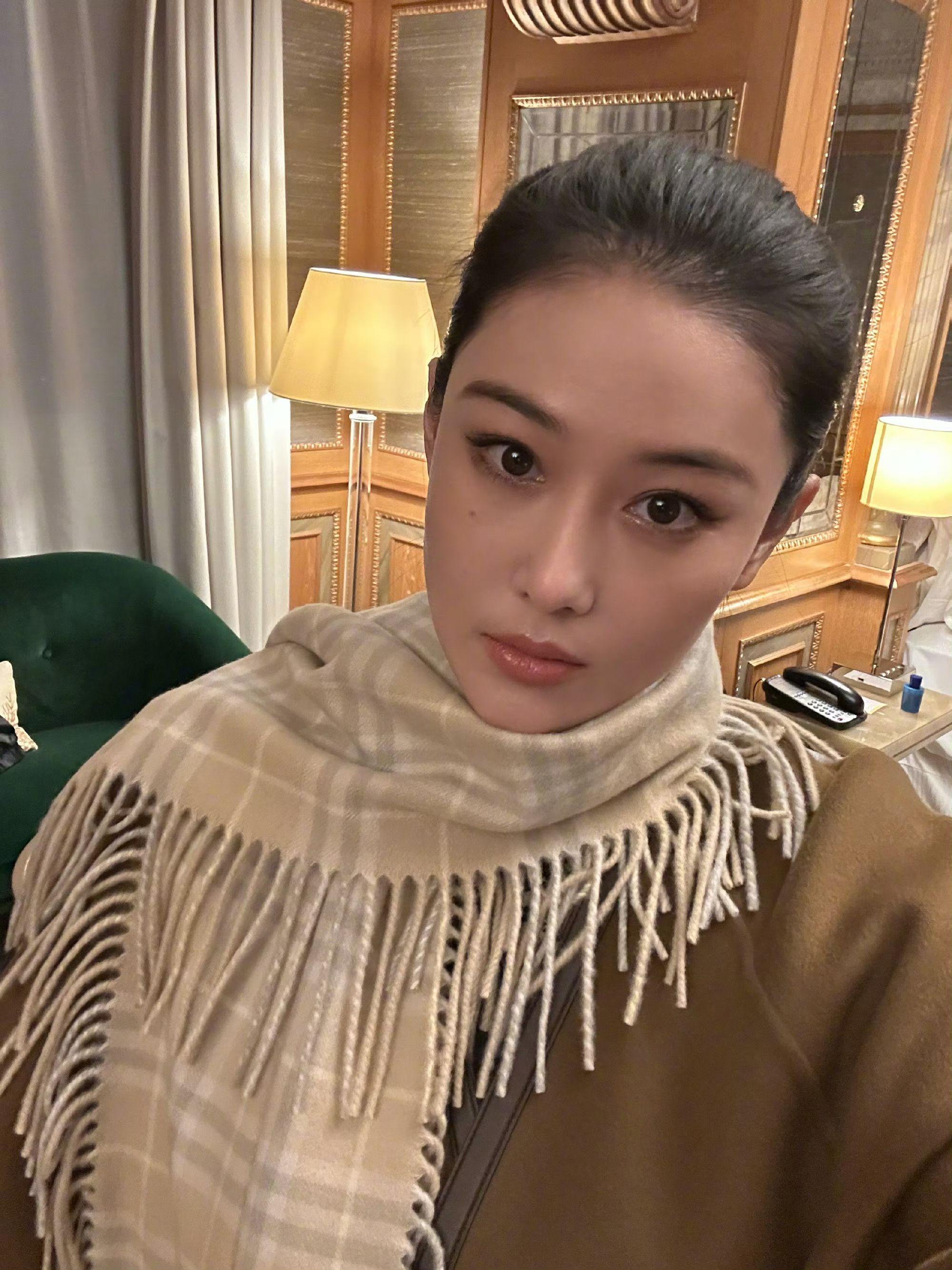 张馨予｜日常美照。痘痘涂黑变成痣，蛮好看的诶