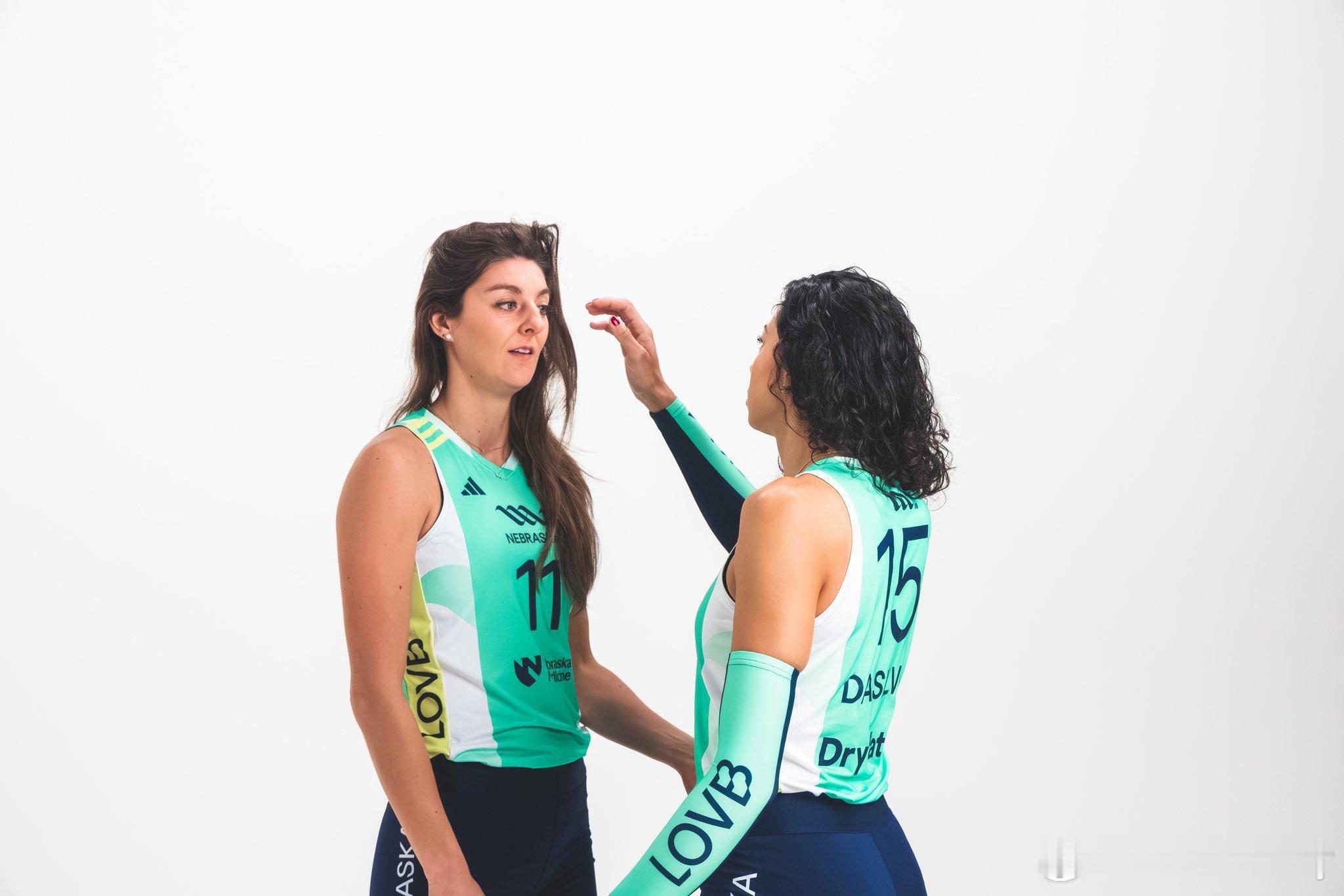 卡罗尔本赛季在LOVB（美国排球联赛）的球衣背后将印上“达席尔瓦”而非“卡罗尔”