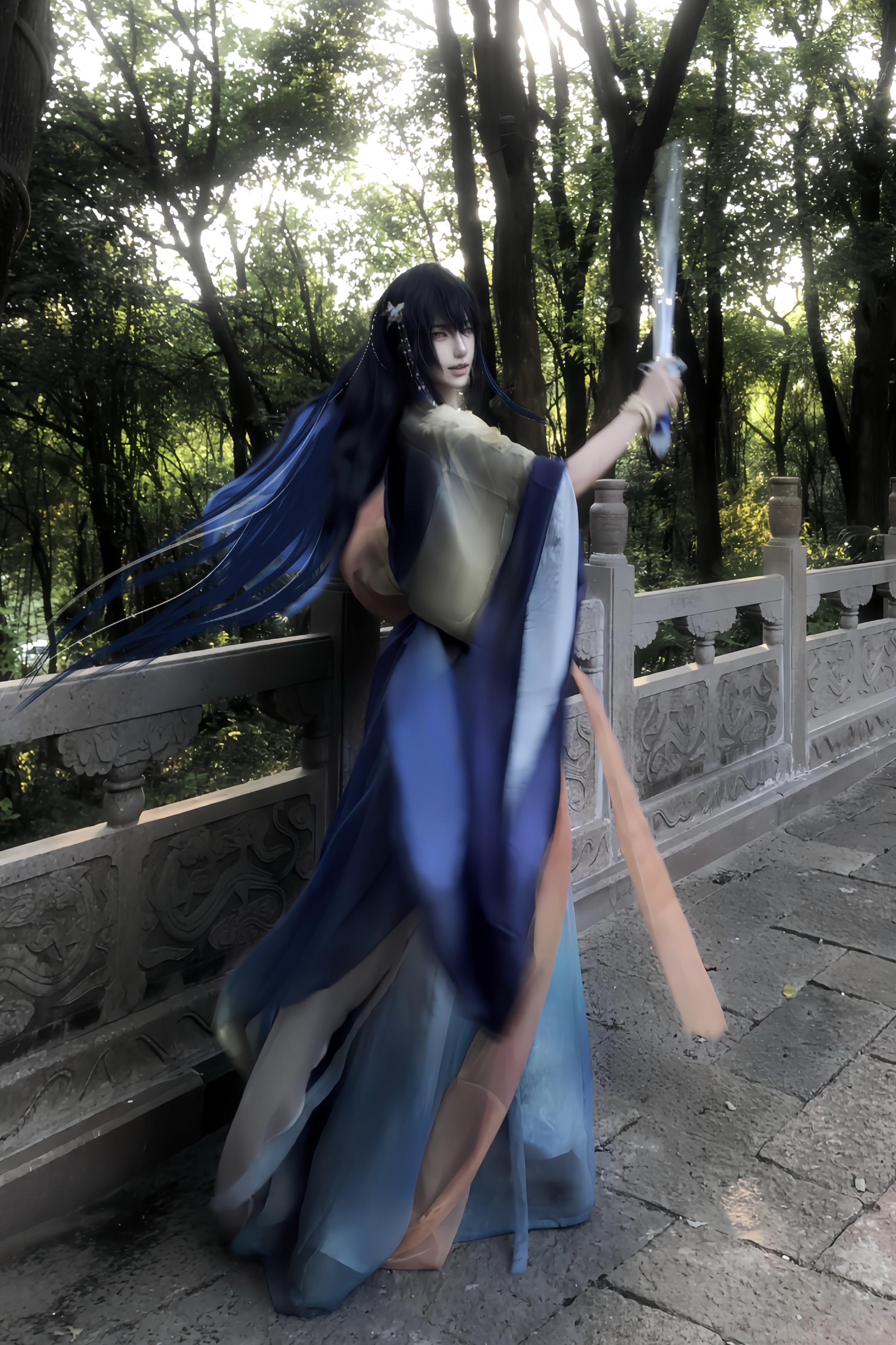 叹人间 一句风流唯少年。