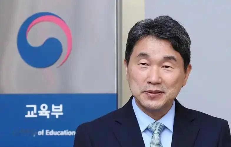 在更换总统这件事上，韩国人可以申遗了。
自从尹锡悦发动戒严之后，短短100多天，