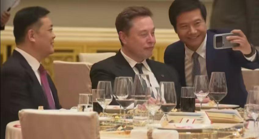今天晚上欢迎晚宴上，雷军主动到马斯克旁边合照，并且自己还掏出手机和马斯克自拍，有
