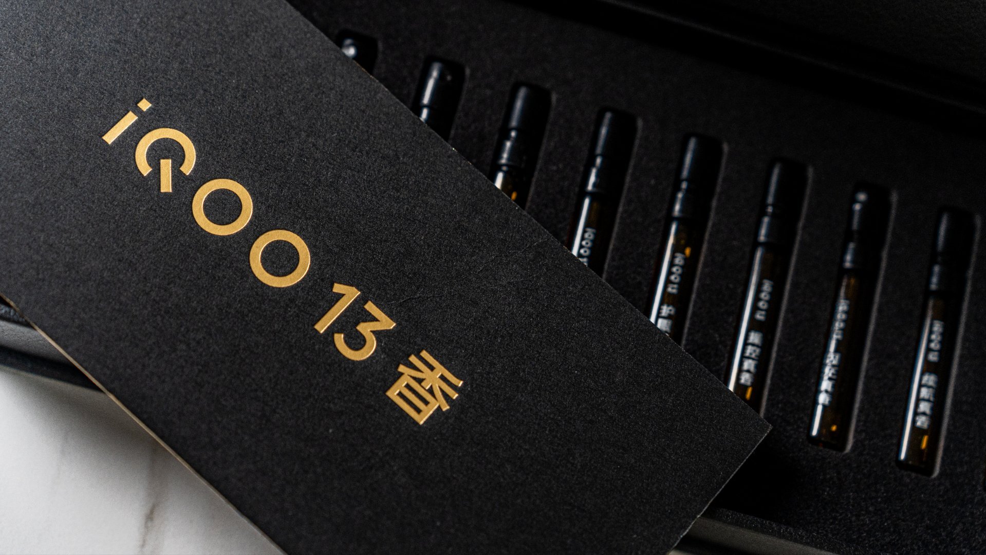 收到iQOO13发布会的邀请函啦~ 这次邀请函还挺有意思的，盒子里面有13个不同