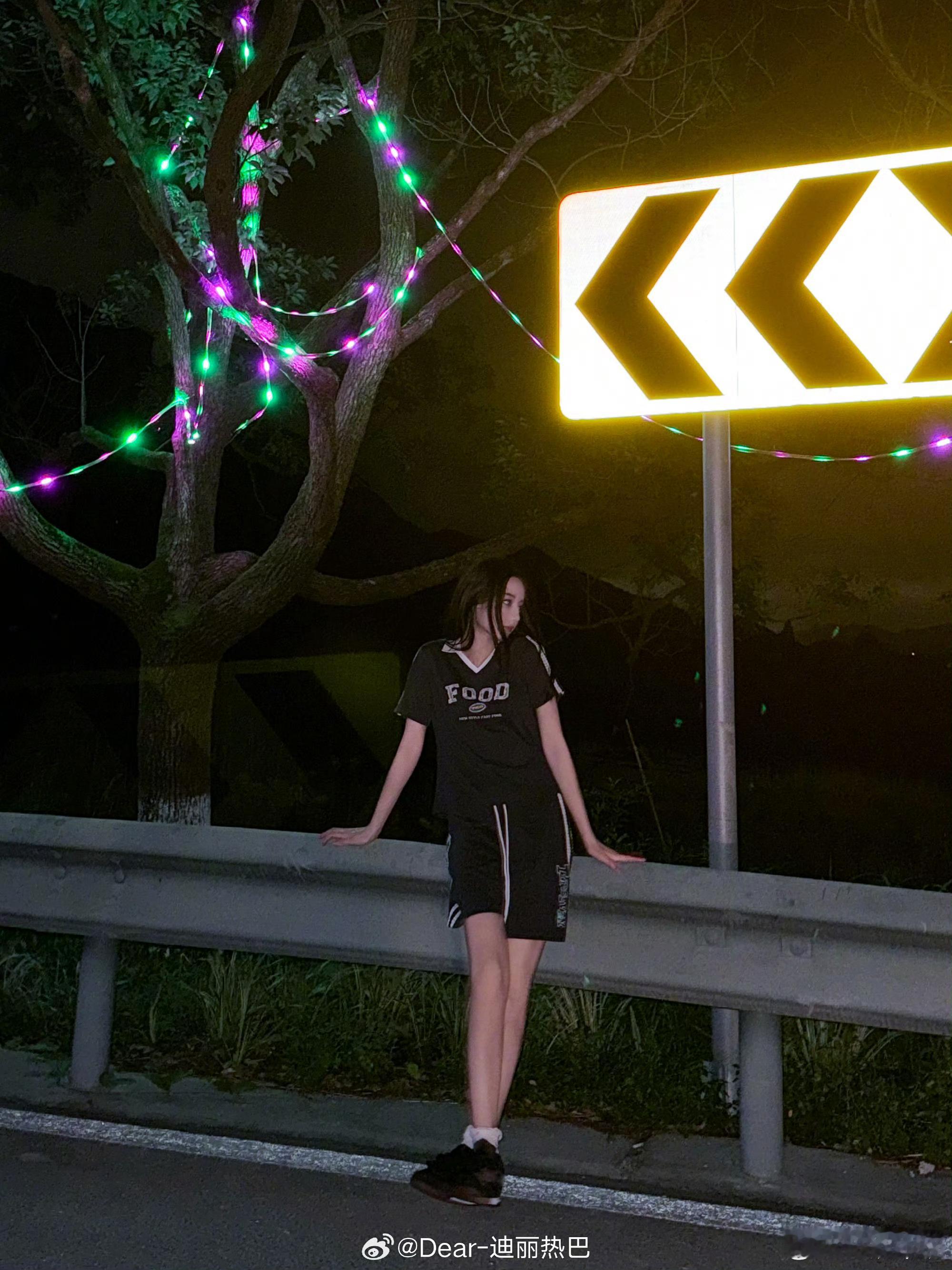 #迪丽热巴晚间溜达七宫格#好长的腿[憧憬]好美的脸[爱慕] ​​​