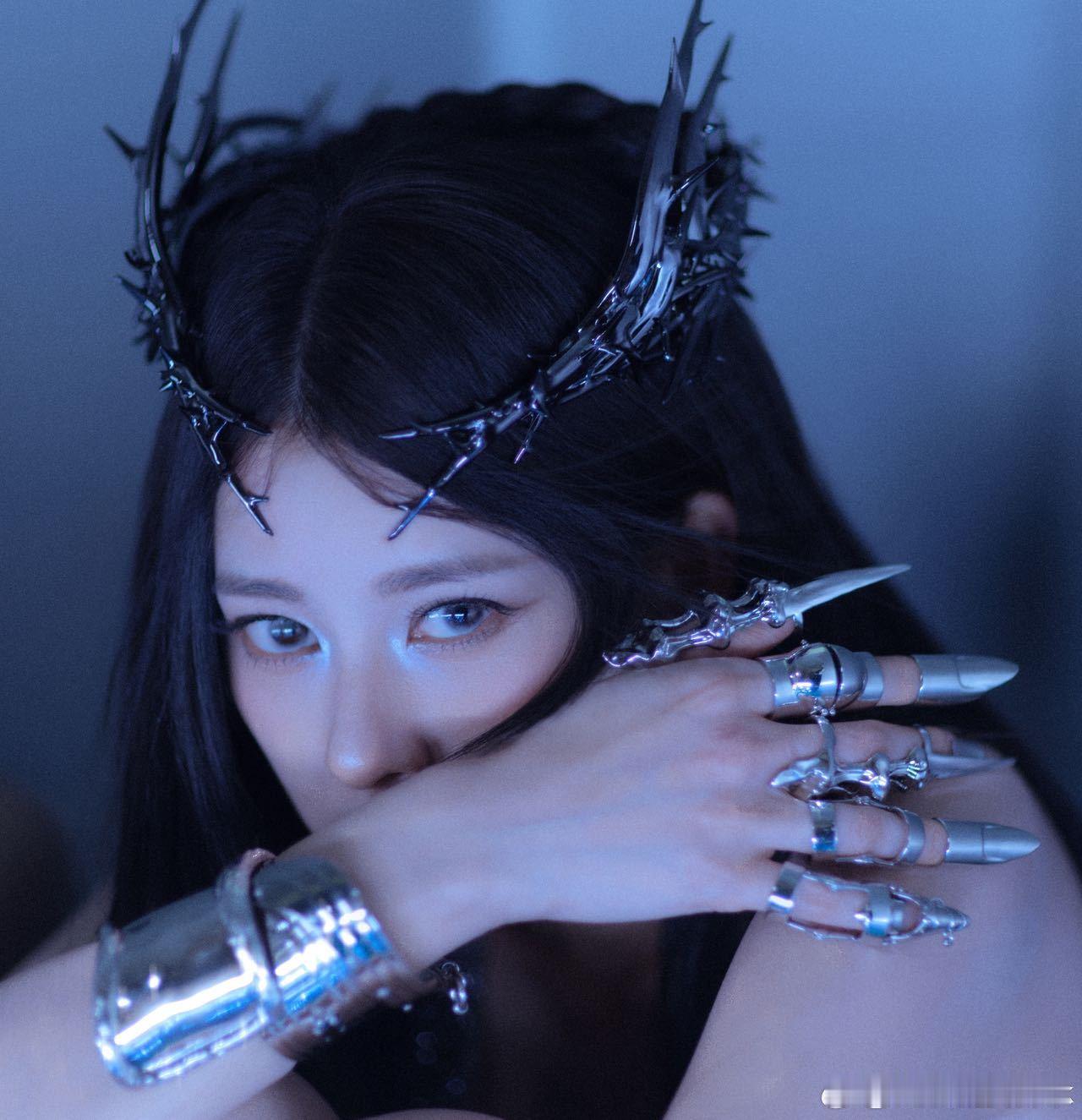 赵昭仪好有剧张力的造型赵昭仪好有剧张力的造型！银裙碎钻配机械风，赛博女战神既视感