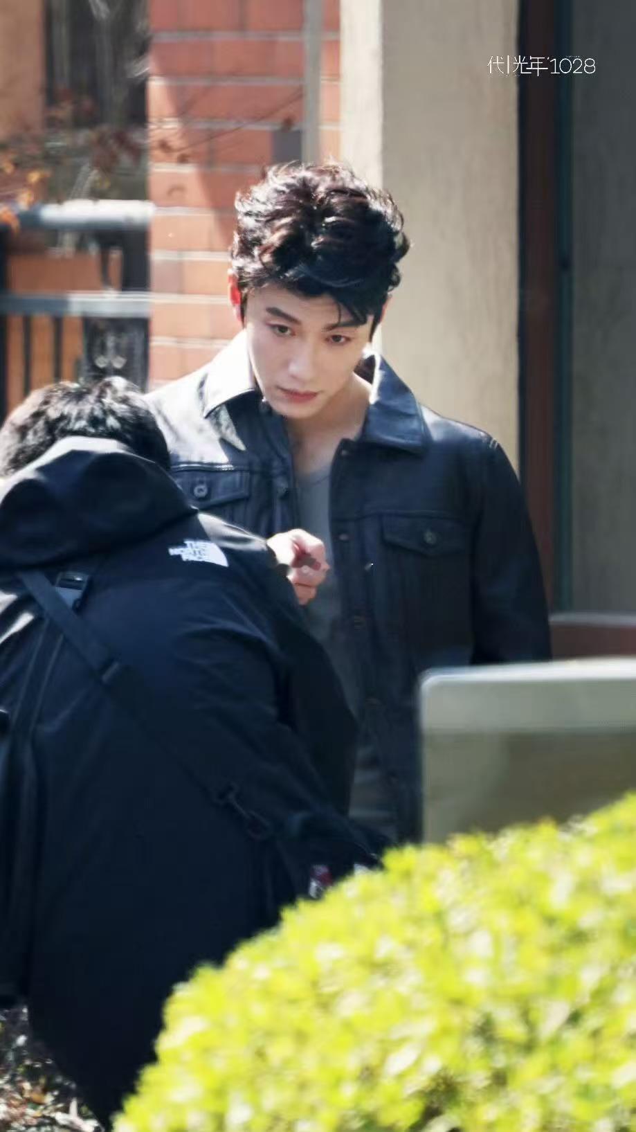 代旭自曝没戏拍时曾当录音师风华合伙人 从举话筒到站在镜头前，他走了很远的路。但回