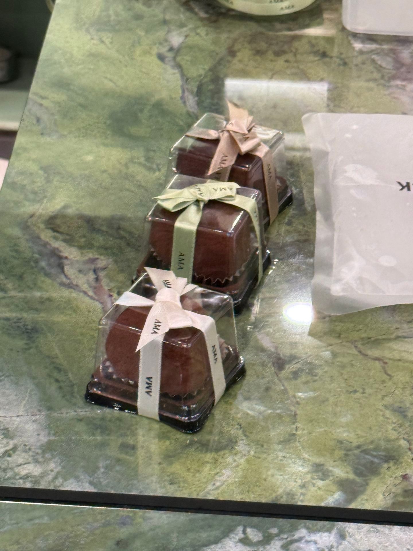 想把吴佳璐这个可爱美丽到爆炸的小女孩揉进心巴里……旅行小青蛙寄来的明信片好美萌好