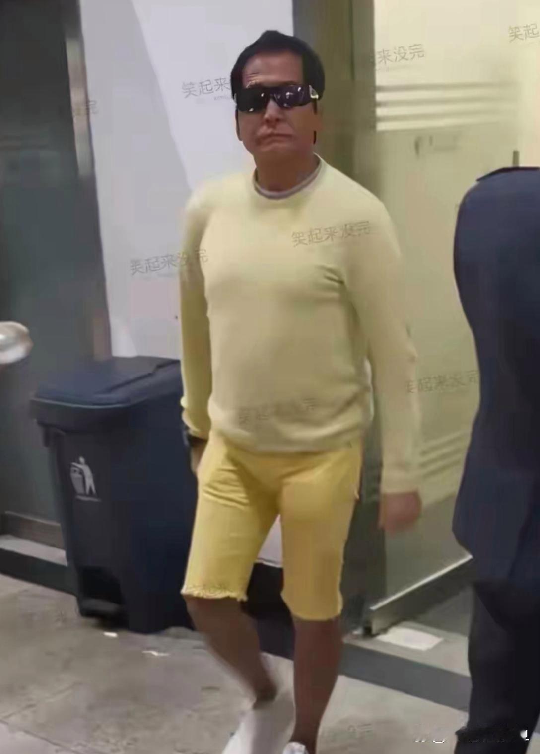 齐秦一把年纪了，不适合穿这样的紧身衣服了吧。 