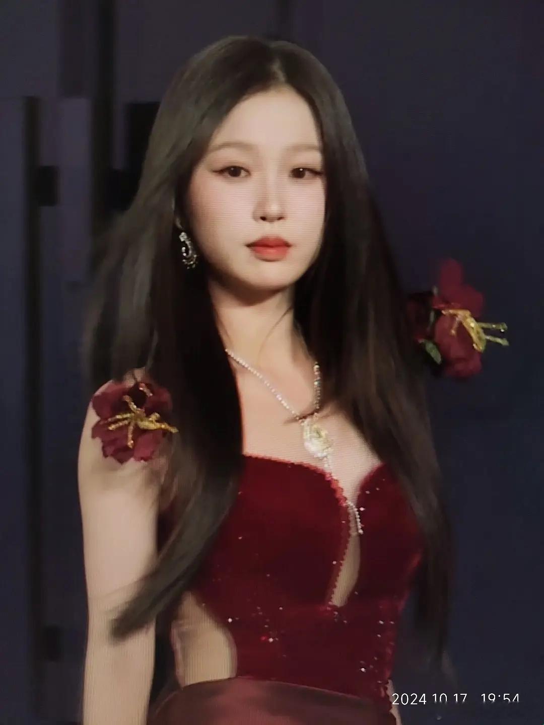 赵露思怎么总给人一种上不了台面的感觉，现在是不如虞书欣这种简单且大方的样子 ​​