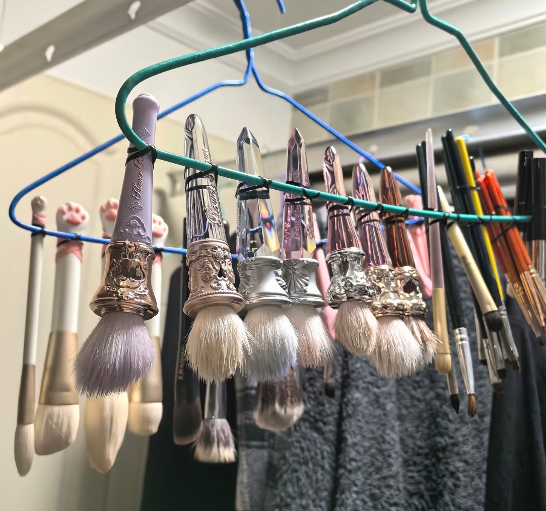 衣架也是一种化妆刷架用晒干花的办法来晒化妆刷主打一个方便轻松干得快校园v计划校园