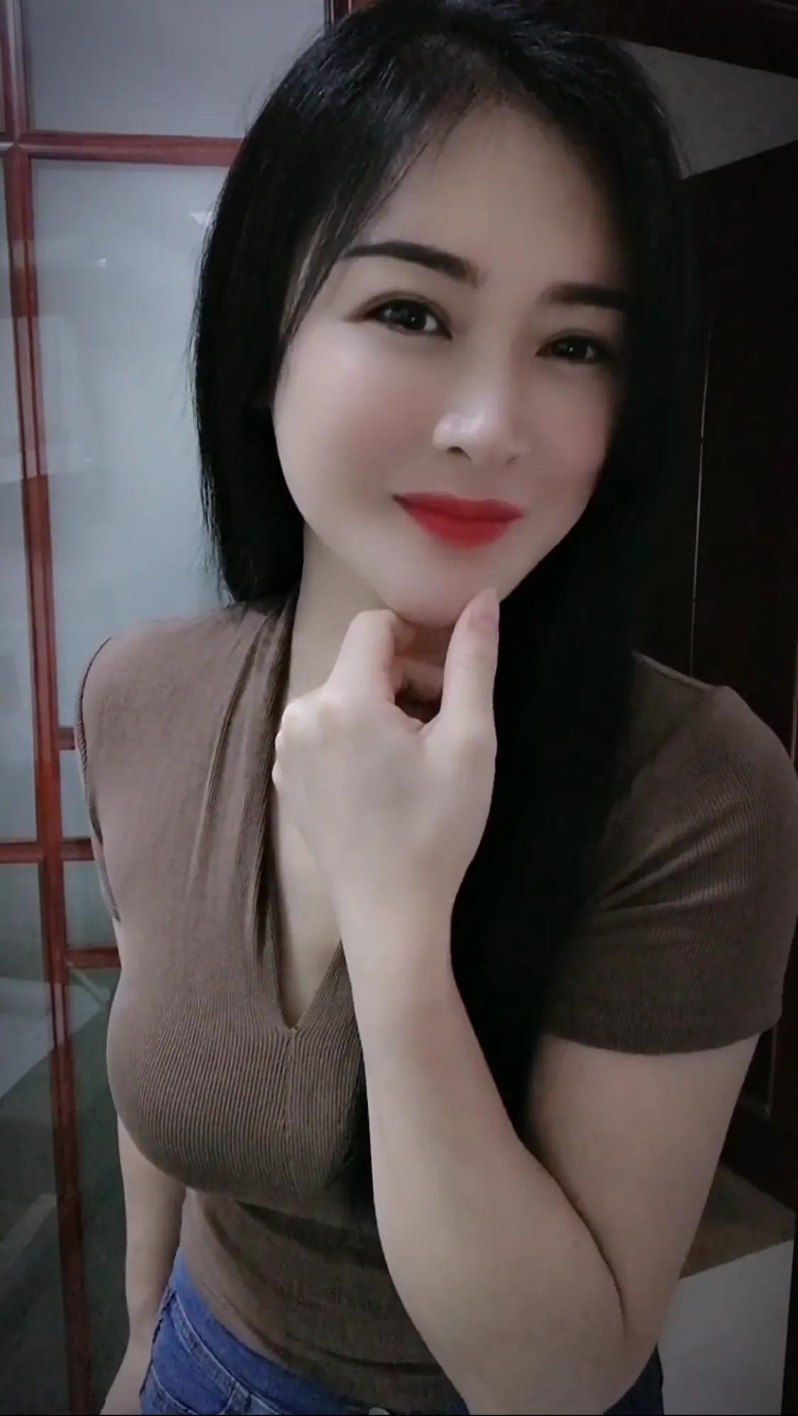 突然发现一个问题，那些美女主播为啥穿个低胸衣服还得用手捂着呢？

闲来没事也会偶