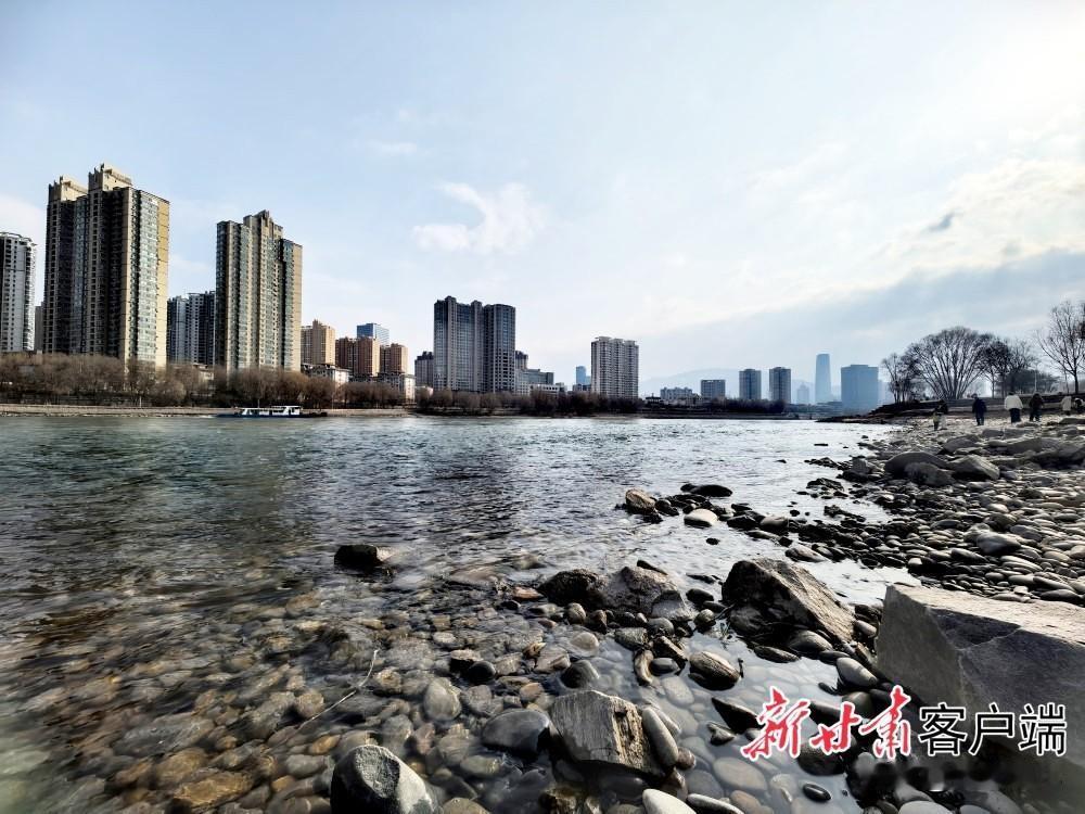 甘肃省深入打好蓝天保卫战，持续开展空气质量改善行动。
累计完成56个钢铁、131