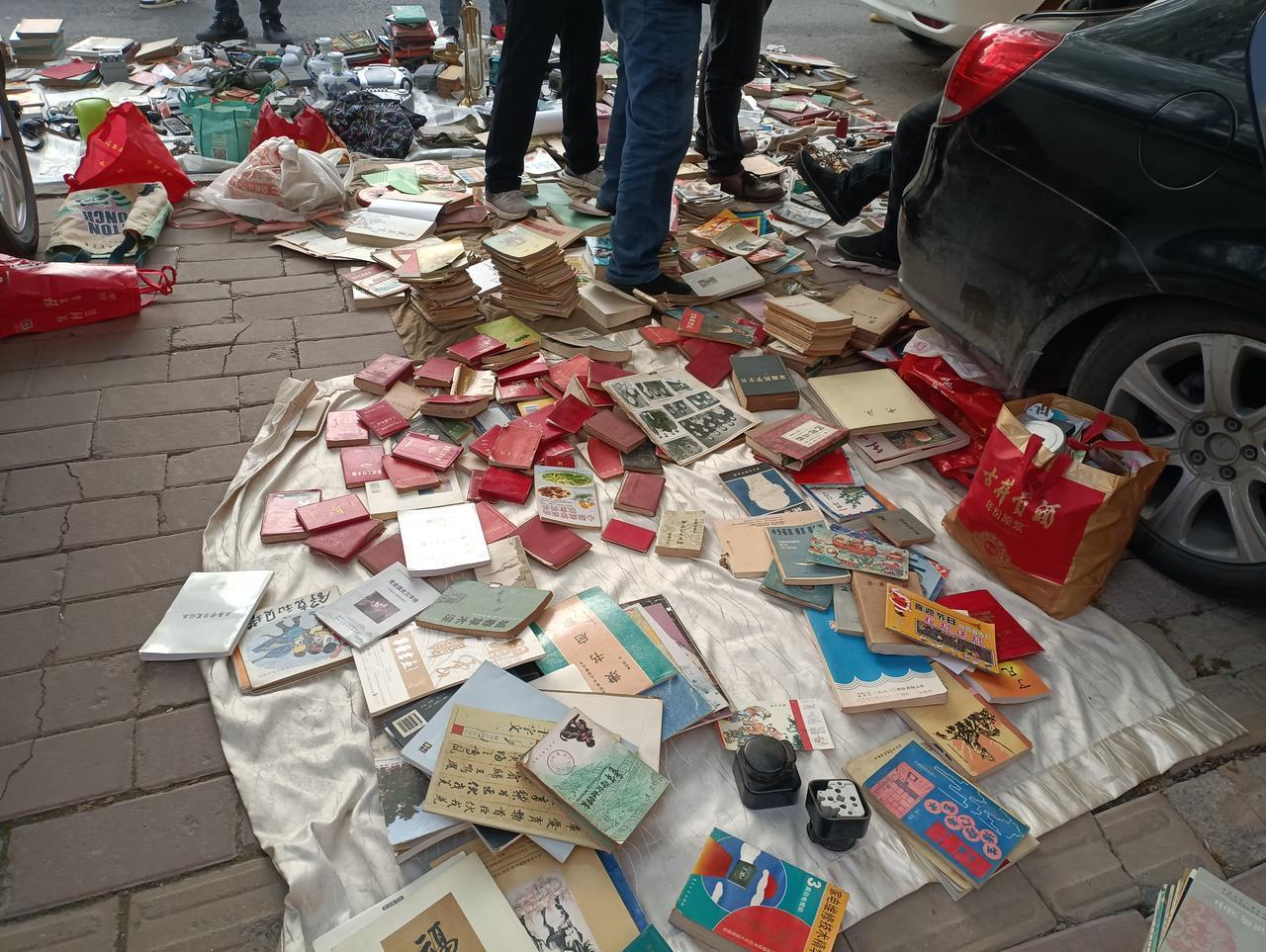 久违的旧书摊。
  几天前去了河北省河间市，我爱溜达逛逛，在新华北街，我的眼前一